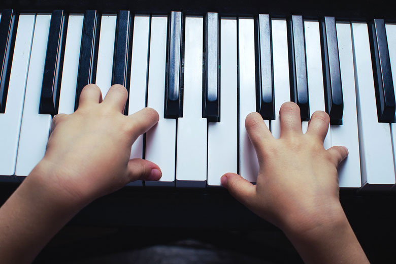 ピアノをひく幼児の手
